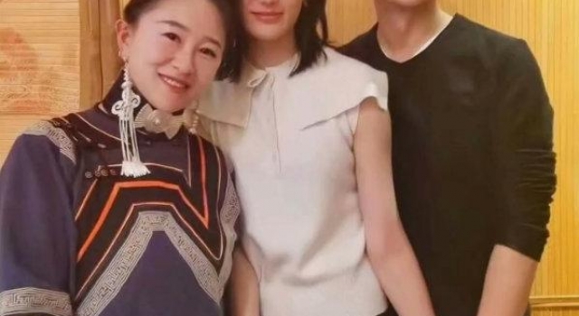 李亚鹏新恋情曝光后，女儿李嫣更改社交账号简介：错误的一代人