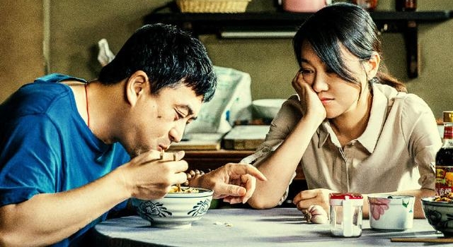 《装台》首播质量爆棚，剧情接地气，张嘉益闫妮演技炸裂