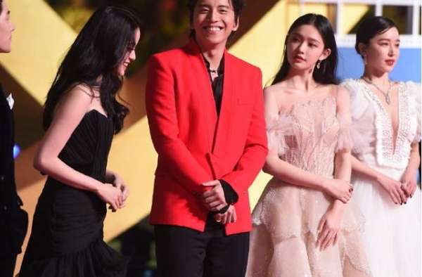 女星为了美有多拼：江疏影拿暖手宝走红毯，鞠婧祎零下6℃穿破洞