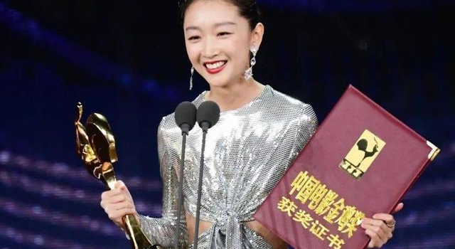 她不但是谋女郎，还是最年轻的“三金大满贯得主”