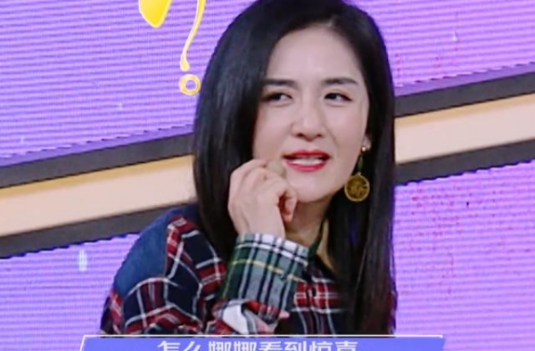 谢娜的肚子又没了？快本中脱下宽松外套后，弹幕君疯狂了