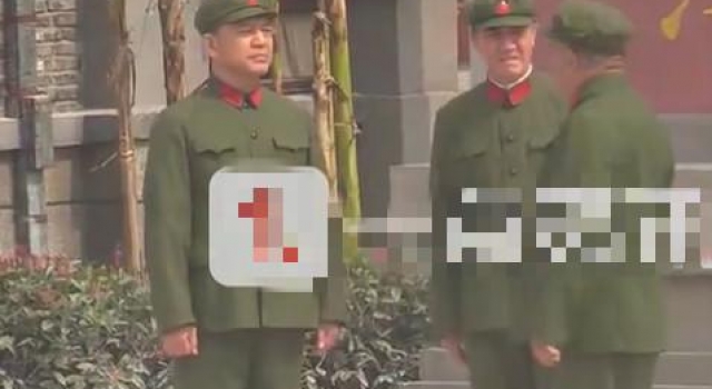 《亮剑》主演罕见同框，李幼斌何政军再穿军装，一瞬间回忆杀满满