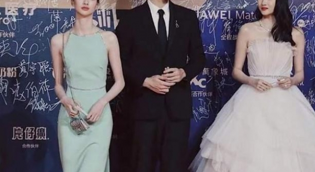 艳冠金鸡红毯，撞脸章子怡周韵，21岁邱天将出演《流浪地球》？