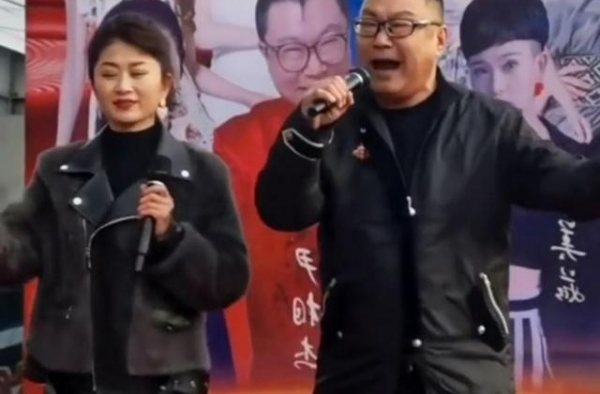 51岁尹相杰与新搭档商演，舞台简陋没人听，衣服吊牌都不摘？
