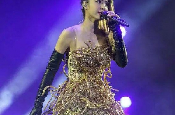 小S、蔡依林台上激吻，力度不输王大陆，一黑一红性感十足