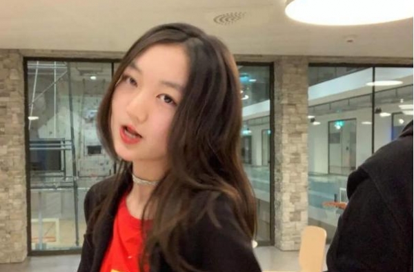姐妹情深！李嫣深夜感伤修改账号简介，仍不忘为窦靖童宣传新歌