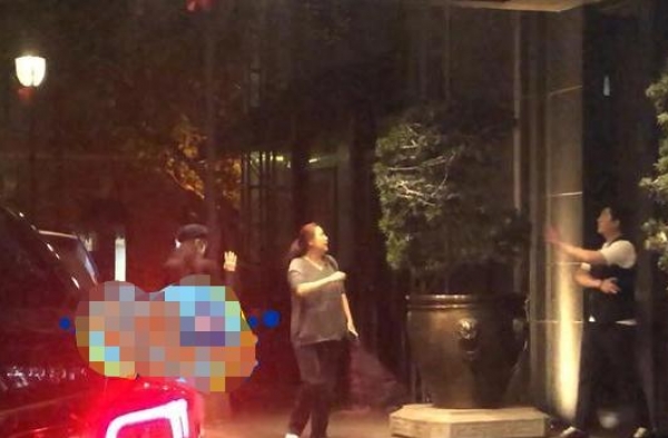 唐嫣被拍深夜应酬，产后火速恢复，37岁少女打扮却遭嘲脸僵了？
