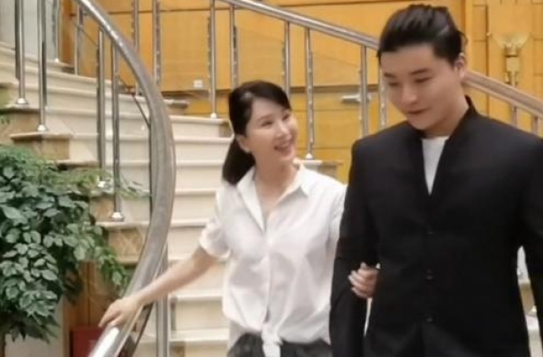 付笛生儿子罕露面被赞高颜值，和任静同框似姐弟，父母力捧仍不红