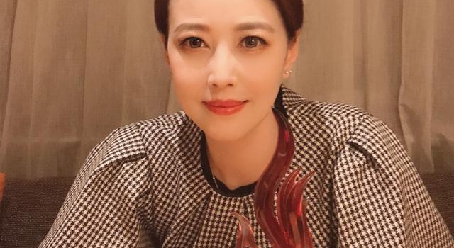 李若彤脸部凹陷瘦到脱相，与同龄周海媚差距大，腿细到塞不满靴子