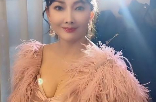 47岁牛莉低胸裙秀事业线，凹凸有致丰满诱人，搞笑女星也性感