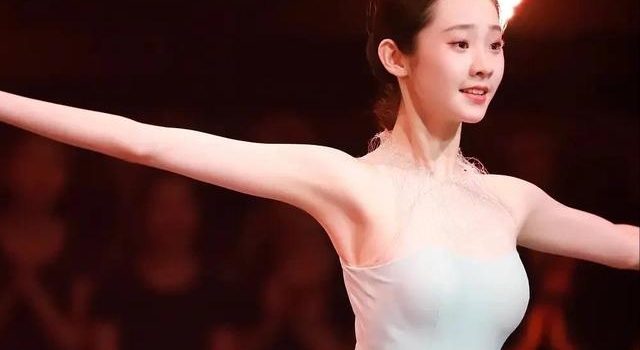 张艺凡，硬糖少女303，是芭蕾精灵、流量明星还是“女团废物”