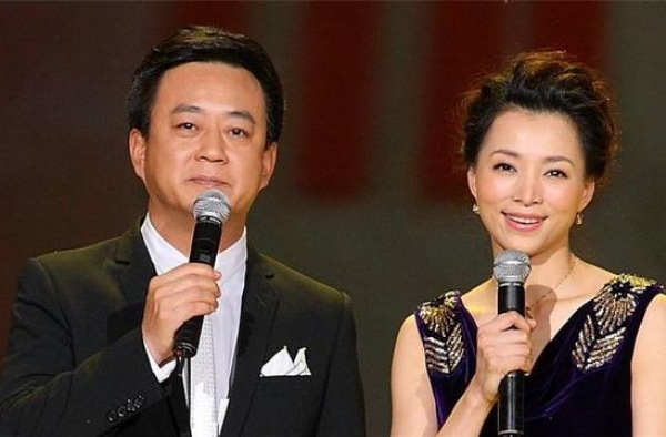 身陷纠纷两年，56岁朱军近照憔悴沧桑，和娇妻气质相差甚远