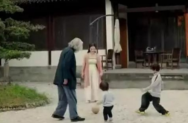 不得不服老！娇妻杜星霖带娃玩耍，69岁张纪中体力不支叉腰观战