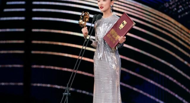 没作品就是自卑？关晓彤深夜发文回应质疑，鹿晗反应好冷漠