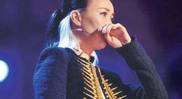 18岁单依纯应该完成学业还是出道捞金？她选择了两全其美的方法