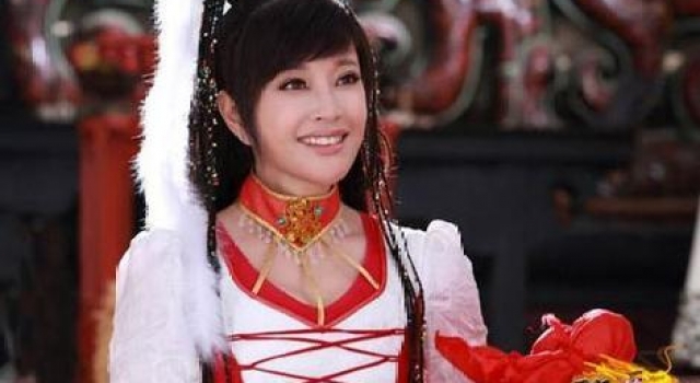 54岁刘嘉玲强行演少女，双马尾太违和，42岁刘涛已接受演奶奶