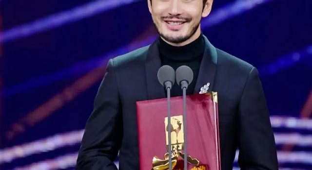 杨幂翘起的手指，暴露了一个女演员的缺点