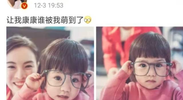 “跳水皇后”吴敏霞久违晒女儿，西西戴圆框眼镜卖萌，可爱爆棚