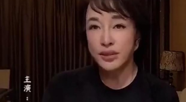 65岁刘晓庆脸部崩坏，表情机械似戴面具，坚持巡演拒不退休