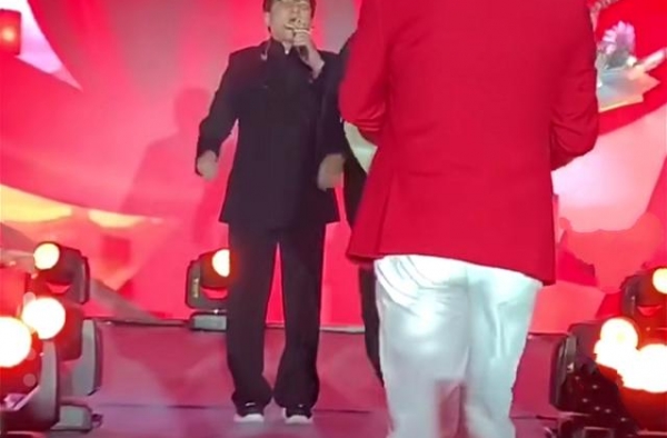 女儿与同性爱人靠救济度日，66岁成龙竟落魄到接商演捞金？