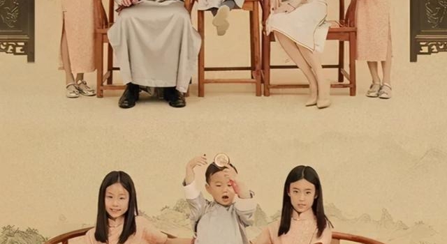 重男轻女？佟大为晒全家福被网友质疑：儿子占C位，俩女儿像丫鬟