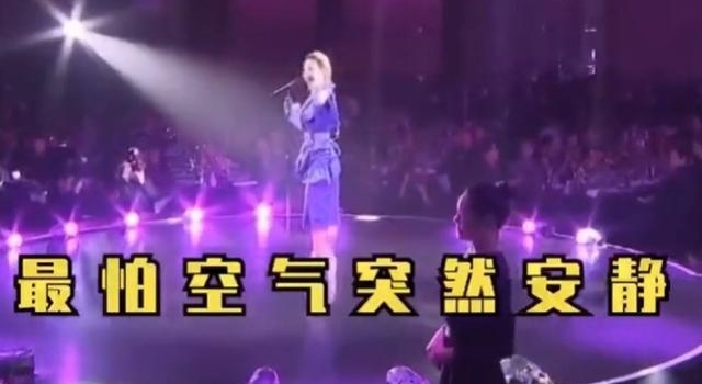 太尴尬！李玟互动无人回应，强行入座搂肩，主动亲吻杨幂李宇春