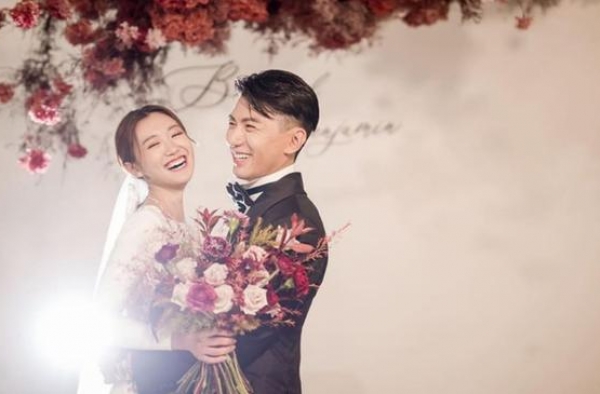 TVB型男袁文杰与女友低调结婚，两人结束九年爱情长跑