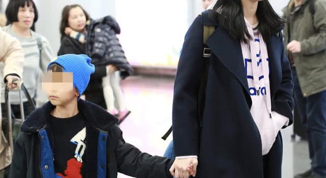姚晨带儿女走机场，硬塞一条“潜水裤”有点紧，6岁儿子气场随妈