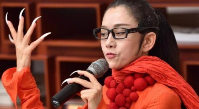 杨丽萍受邀试吃引热议，拿着筷子空碗装样子，她是仙子还是另类？