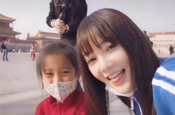 离婚风波后的李小璐，她的人生中，如今只有一个甜馨