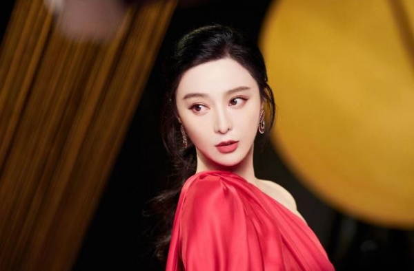范冰冰还是很王者呀！连接品牌全球代言人，穿红色长裙气质变化大