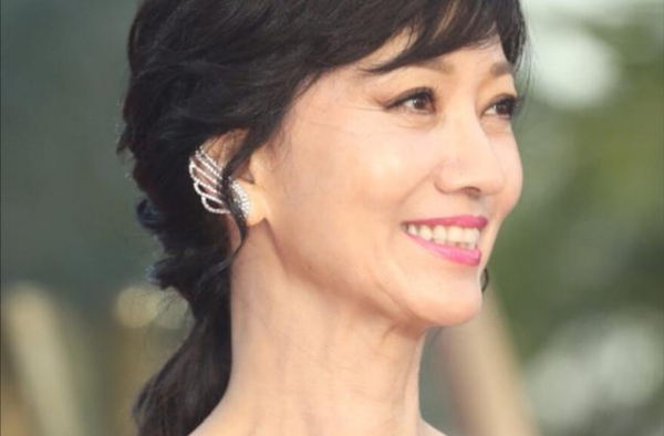 赵雅芝65岁近照不显老，保持身材的秘诀，30年从不节食和运动