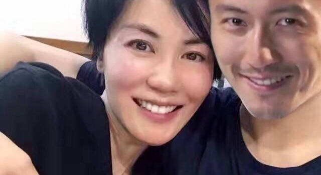 王菲与小鲜肉亲密合影曝光，谢霆锋分享情侣海报，疑辟谣分手传闻