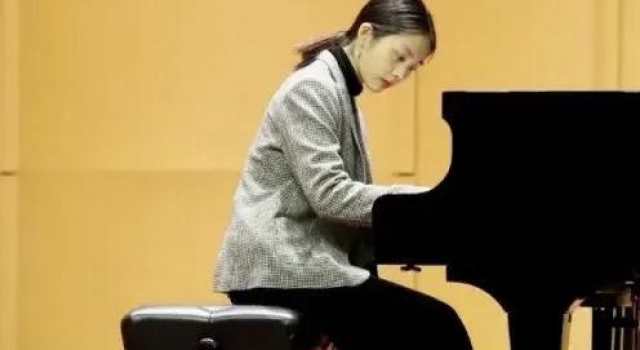 黄磊大女儿越长越惊艳，侧面和妈妈孙莉越发相似，少女甜美气质
