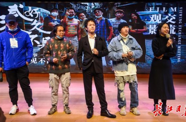 那个记录武汉的日本导演又回来了：更乐观的武汉，要一直拍下去