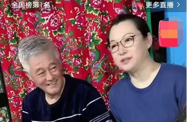 赵本山夫妇罕秀恩爱！男方一脸憔悴精神差，与小8岁老婆似两代人