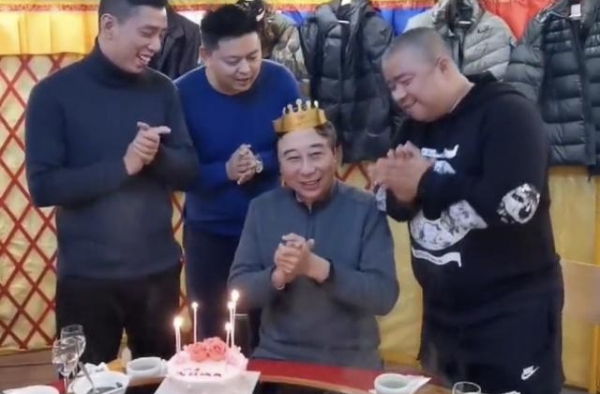 63岁冯巩庆生，3弟子身旁热闹祝寿，贾玲等知名弟子却未送祝福