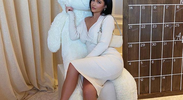 百亿富婆金小妹真抗冻！雪地裹黑丝秀漫画腿，前凸后翘身材看服了