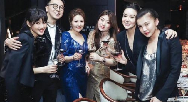 章泽天进入顶尖名媛圈，与第一名媛万宝宝同场比美，朋友圈太强大