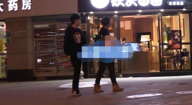 童星释小龙近照发福认不出，面馆点餐无人识，家庭背景却不简单？