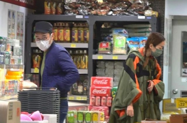 许志安郑秀文现身平价商店，二人各买各的显生疏，只有男方戴婚戒