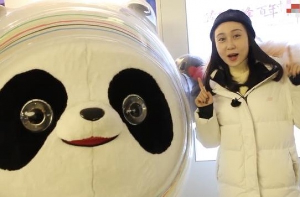 央视名嘴水均益大女儿近照曝光，肤白貌美似明星，现和父亲做同事