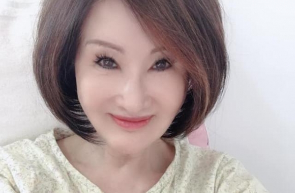 69岁女星分手无缝衔接，有十个小鲜肉追！被前夫败光家产靠包养