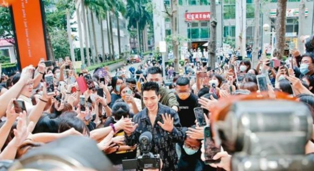 歌手萧敬腾一年赚7亿，开店每天只接十位客人，33岁成亿万富豪
