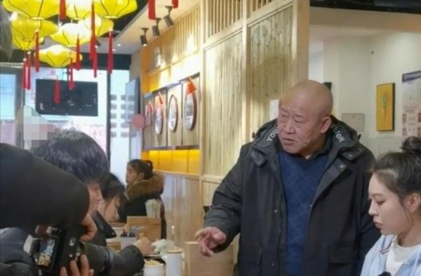 杜旭东当众指责“小鲜肉”演技！常演丑陋反派的他，妻女貌美如花
