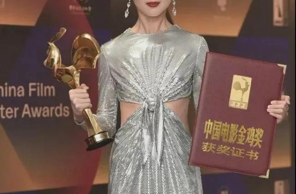 90后得奖，85后女星被骂全员废物，努力抱团自救…