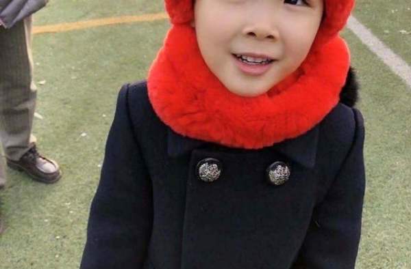 黄圣依罕晒二胎，3岁安麟挑妈妈优点长，遭网友调侃偏心遗传