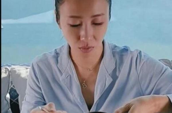 黎姿晒照反响强烈，无敌海景房虽令人羡慕，眼白消失太诡异