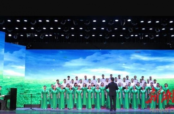湖南知音合唱团获七彩西双版纳全国民族歌舞盛典“金像奖”