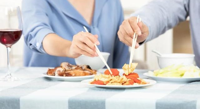 吴京哄谢楠吃饭甜爆全网：婚姻好不好，吃顿饭就知道了